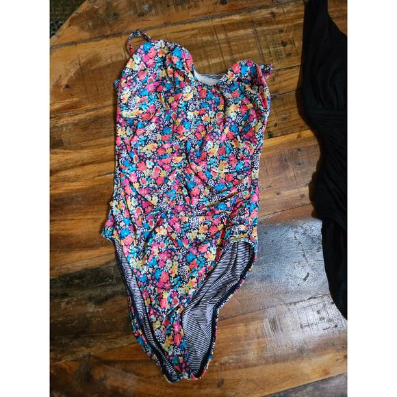 Ladies Swimsuit Bundle - Size 8 - 3 Pieces Total - Picture 8 of 11